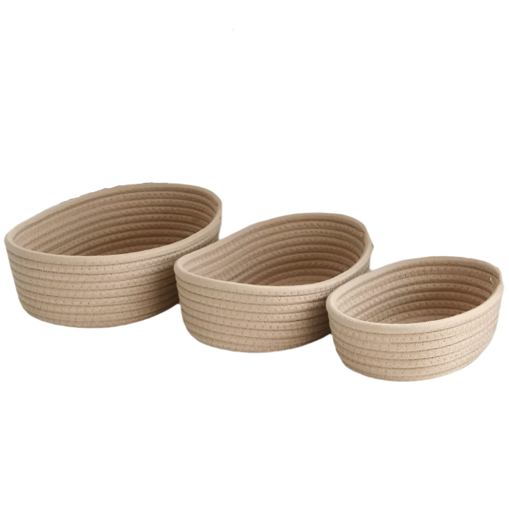 3 panier en osier sur une table blanche