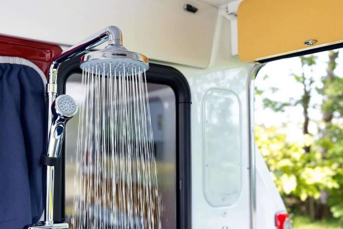 Douchette intérieure et extérieure pour camping-car : accessoires et robinets