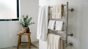 Radiateur sèche-serviettes chromé dans salle de bain blanche