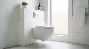Toilettes suspendues blanches dans salle bain contemporaine
